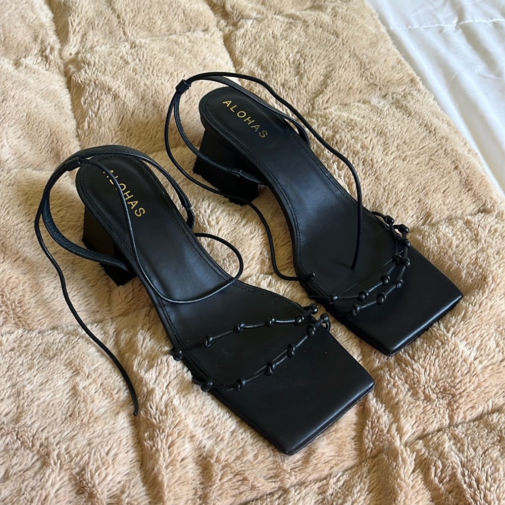 Alohas juniper heel in black square toe